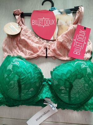 un gros plan sur un soutien-gorge vert muni d'une étiquette rose