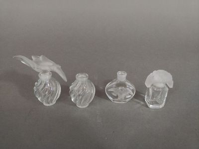 trois petites bouteilles en verre posées les unes à côté des autres sur une table