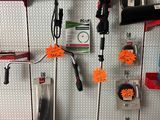 de nombreux outils accrochés au mur de la pièce