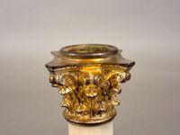 Bougeoir en albâtre (?) et métal doré de style corinthien, l… (photo 5)