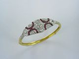 une bague ancienne sertie de diamants et de rubis