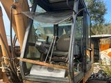 une grande pelleteuse qui est à l'arrêt dans la terre
