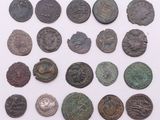 une image représentant une collection de pièces de monnaie anciennes posées sur une surface blanche