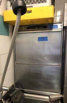 une photo d'un lave-vaisselle professionnel dans une cuisine
