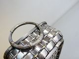 un sac à main en argent posé sur une table
