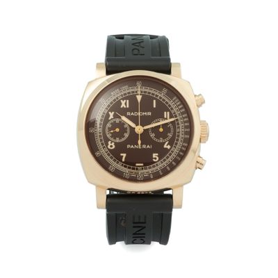 une photo d'une montre avec un cadran marron et un bracelet en caoutchouc noir