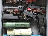 une boîte contenant tout un tas de petits trains