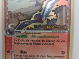 gros plan d'une carte pokemon sur une surface blanche