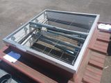 une cage métallique posée sur une table