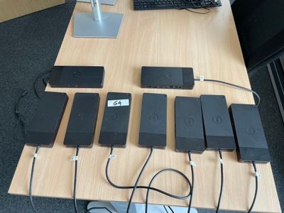 un bureau sur lequel sont posés de nombreux appareils électroniques