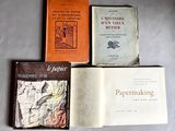 plusieurs livres sont posés sur une table à fond blanc