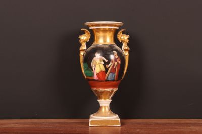 un vase avec un tableau posé sur une table