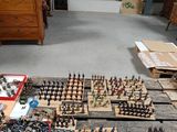beaucoup de petits soldats posés sur une palette dans une pièce