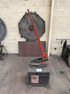 a machine that is sitting on the ground in front of a wall