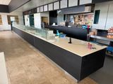 un long comptoir avec une vitrine au milieu de la pièce