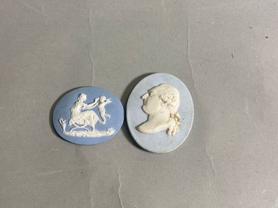 deux camées bleus et blancs représentant un homme et une femme