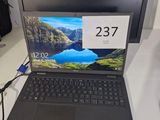 un ordinateur portable posé sur un bureau, avec une horloge à l'écran