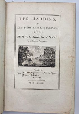 un livre ouvert avec l'image d'un château en arrière-plan