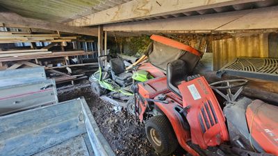 un tracteur garé dans une grange