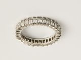 gros plan d'une bague en diamant sur une surface blanche