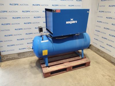 un compresseur bleu posé sur une palette en bois dans une pièce