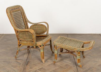 une photo représentant une chaise en osier et un repose-pieds posés sur un parquet