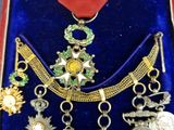 un petit écrin contenant une médaille et d'autres objets