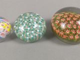 trois billes de verre posées les unes à côté des autres sur une table