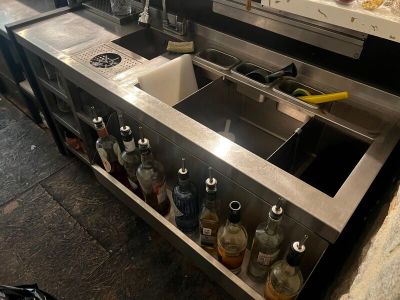 une image d'une cuisine avec un évier et un comptoir