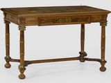 une vieille table en bois surmontée d'un tiroir