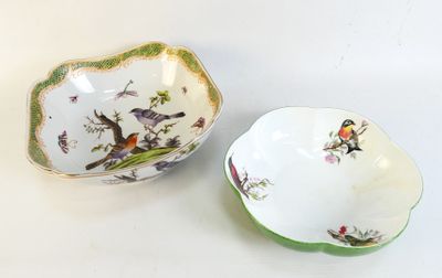 deux bols décorés d'oiseaux, posés sur une table