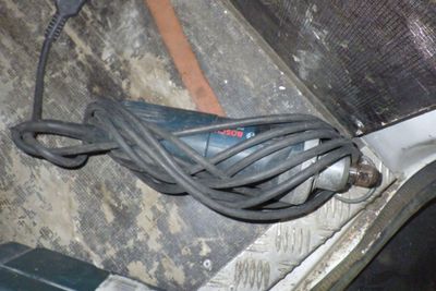 un cordon relié à un autre cordon au niveau d'une fenêtre