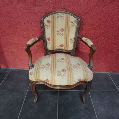 Fauteuil d'époque Louis XV en bois sculpté
