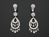 une paire de boucles d'oreilles en diamant et or blanc