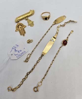 une collection de bijoux en or comprenant un bracelet, une bague et d'autres articles