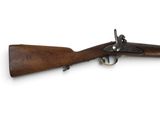 un vieux fusil avec un canon en bois et une poignée en bois
