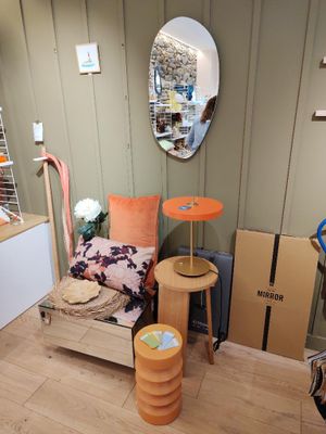 une pièce avec une chaise, une table et un miroir