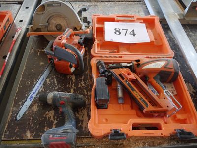 de nombreux outils posés sur une table