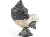 Vase en argent et nacre sur socle, sur fond blanc