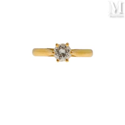 une bague de fiançailles en or jaune sertie d'un seul diamant