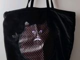 un sac noir avec l'image d'un chat dessus