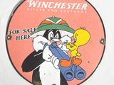 une pancarte indiquant « Winchester à vendre ici », avec un pingouin et un canard