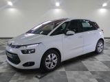 la citrole blanche est garee sur un carrelage en damier