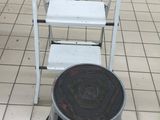 une chaise posée par terre à côté d'une autre chaise