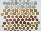 un ensemble de pièces disposées en cercle sur une surface blanche
