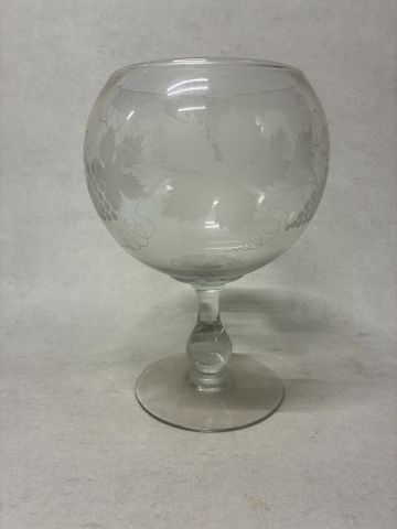 Verre à raisins en verre gravé à décor de pampres de vignes. H 31