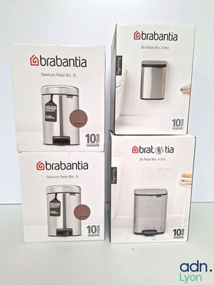 trois boîtes de cafetières Brabantia posées sur une table