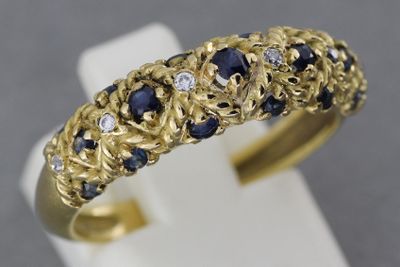 une image représentant une bague en or sertie de saphirs et de diamants