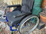 un fauteuil roulant posé devant un mur de briques