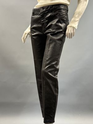 un pantalon en cuir noir avec des fermetures éclair et une chemise blanche sur un mannequin, mannequin, mannequin, mannequin, mannequin, mannequin, manne